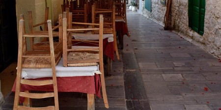 Εστίαση: Ρευστότητα και μειώσεις φόρων ζητεί ο κλάδος – Τροπολογία του ΚΙΝΑΛ