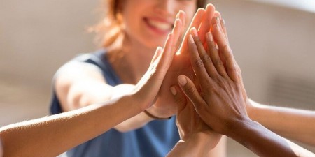 Οι γυναίκες του WOMANITEE στηρίζουν τη βιώσιμη μόδα