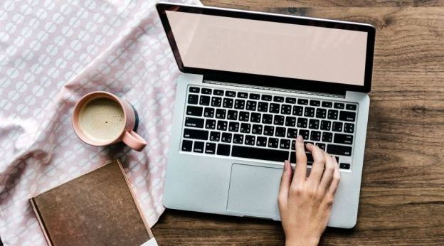 Ανάμεσα στα πολλά που έχει διαλύσει ο κορωνοϊός είναι και οι εργασιακές σχέσεις