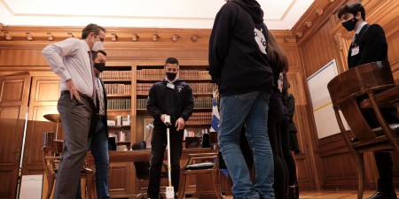 Ο Κυριάκος Μητσοτάκης με τους χρυσούς ολυμπιονίκες της Διεθνούς Ολυμπιάδας Ρομποτικής