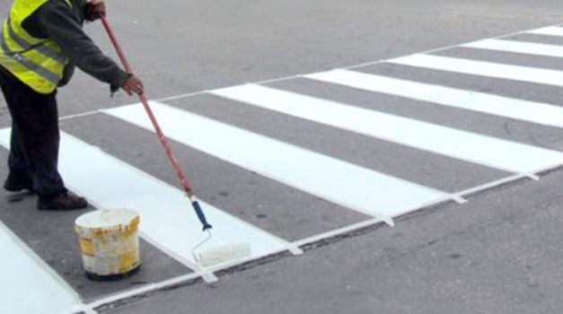 Συνεχίζονται οι εργασίες διαγραμμίσεων και συντήρησης ιστών στο οδικό δίκτυο της Αττικής