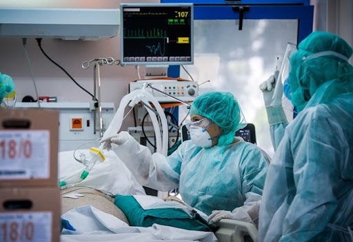 Οργανικό ψυχοσύνδρομο και κώμα: Αυξημένη επίπτωση σε ασθενείς με COVID-19 που νοσηλεύονται σε Μονάδες Εντατικής Θεραπείας.