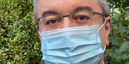 Μόσιαλος: Tο εμβόλιο της Pfizer μειώνει την μετάδοση της νόσου, αλλά δεν γνωρίζουμε ακόμη κατά πόσο