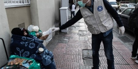 Έκτακτα μέτρα από τον Δήμο Αθηναίων για το κρύο με θερμαινόμενες αίθουσες και RapidTest