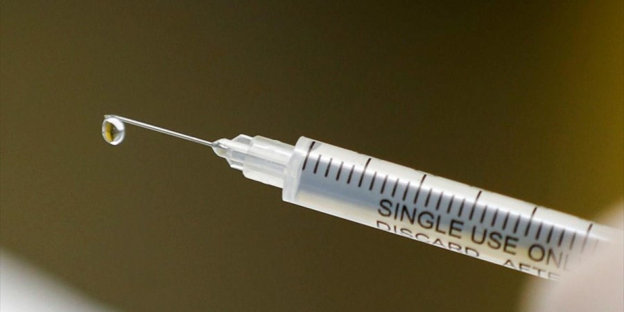 Μπορούν τα εμβόλια να μειώσουν τη μετάδοση της COVID-19;