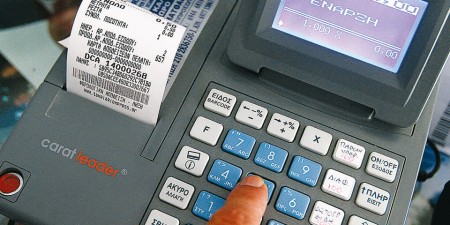 «Αντικλείδι» για πειραγμένες ταμειακές αναζητεί το Υπ. Οικονομικών μέσω των χάρτινων αποδείξεων