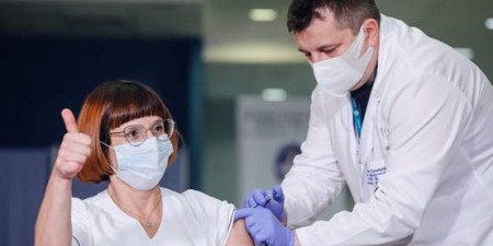 COVID-19: συζήτηση για επιτάχυνση του εμβολιασμού με τους επικεφαλής των φαρμακευτικών