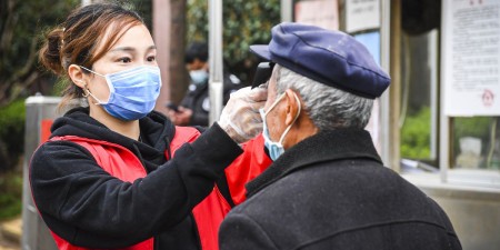 Η πανδημία COVID-19 μειώνει το προσδόκιμο ζωής κατά ένα χρόνο στις ΗΠΑ