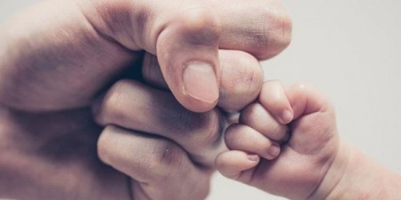 Άδεια πατρότητας με αποδοχές και προστασία και των δύο γονέων από την απόλυση