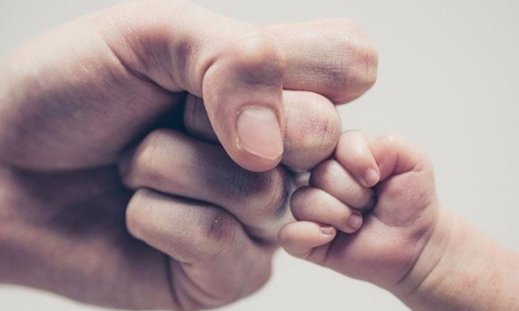 Άδεια πατρότητας με αποδοχές και προστασία και των δύο γονέων από την απόλυση