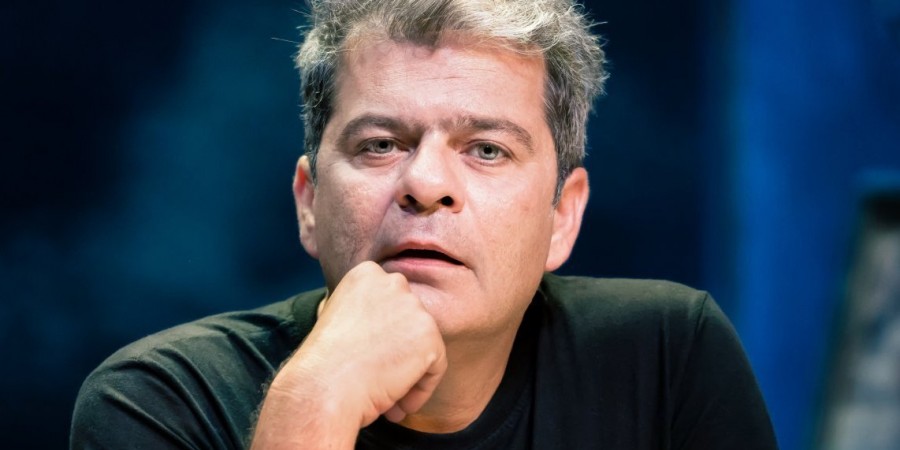 Άρθρο του Πέτρου Ζούλια: Tα θέατρα έκλεισαν! Τα στόματα άνοιξαν!