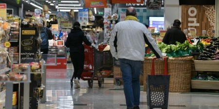 Το «ακορντεόν» στη λειτουργία της αγοράς «σύμμαχος» των σούπερ μάρκετ και η σκληρή κόντρα των e – shop