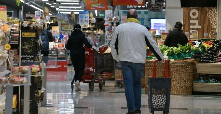 Το «ακορντεόν» στη λειτουργία της αγοράς «σύμμαχος» των σούπερ μάρκετ και η σκληρή κόντρα των e – shop