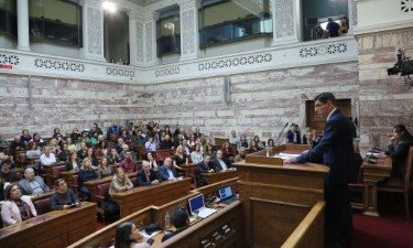 Από τη Βουλή στο σπίτι σας: «Εκτός Ύλης ή Ο μονόλογος ενός καθ’ ομολογία παράλογου»