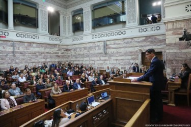Από τη Βουλή στο σπίτι σας: «Εκτός Ύλης ή Ο μονόλογος ενός καθ’ ομολογία παράλογου»