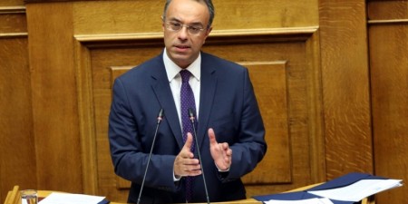 Ενοχλημένος ο Υπουργός Οικονομικών Χρ. Σταϊκούρας
