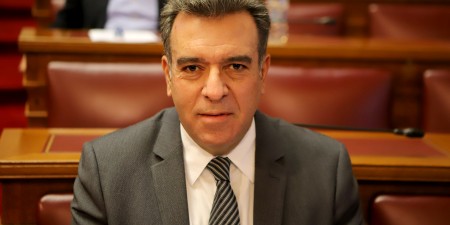 Μάνος Κόνσολας: «Αδιανόητο πολίτες από την Κάρπαθο να καλούνται να εμβολιαστούν στο Κ.Υ. Αρχαγγέλου στη Ρόδο»