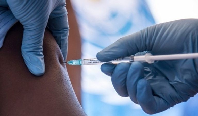 Ερώτηση 33 βουλευτών της Κ.Ο. του ΣΥΡΙΖΑ με θέμα: «Εμβολιασμοί τρίτων προσώπων με τη χρήση προσωπικών στοιχείων Υγειονομικών»