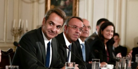 Κυβέρνηση: Ρευστότητα, φοροαπαλλαγές και ελεγχόμενο άνοιγμα η συνταγή για την «ανάρρωση» της οικονομίας και του πολιτικού προφίλ