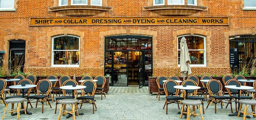 Βρετανία: Ανοίγουν σήμερα λιανεμπόριο και εστίαση