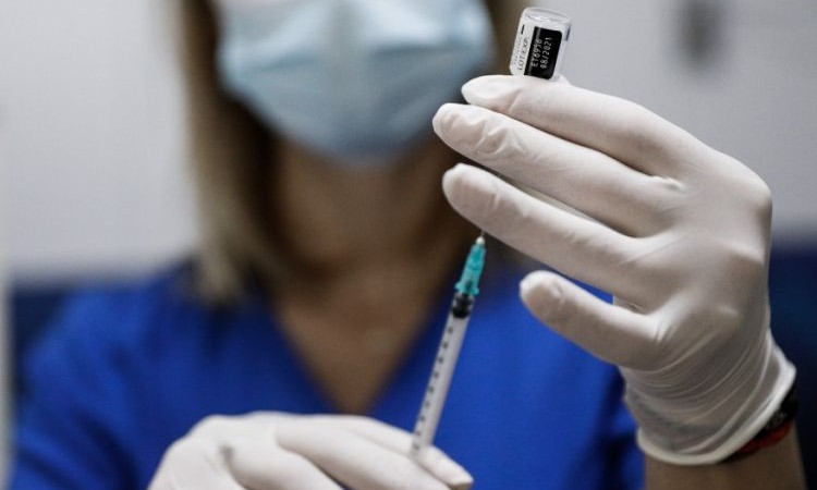 Λοίμωξη COVID-19 σε εμβολιασμένους υγειονομικούς με το εμβόλιο Pfizer/BioNTech έναντι του SARS-CoV-2