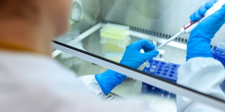 Πόσο πιθανό είναι ο COVID-19 να διέφυγε από εργαστήριο: Τι γνωρίζουν και τι όχι οι επιστήμονες