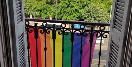 Το Ευρωπαϊκό Κοινοβούλιο υψώνει τη σημαία του «ουράνιου τόξου» ως ένδειξη στήριξης στα δικαιώματα ΛΟΑΔΜΙ