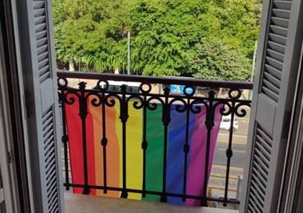 Το Ευρωπαϊκό Κοινοβούλιο υψώνει τη σημαία του «ουράνιου τόξου» ως ένδειξη στήριξης στα δικαιώματα ΛΟΑΔΜΙ