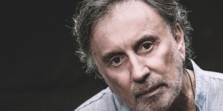 Κοραής Δαμάτης: Αν για κάποιο λόγο νοιώσεις να απειλείσαι ή να χλευάζεσαι, να χάνεις αυτά που πίστευες κεκτημένα, ασυνείδητα γίνεσαι παρατηρητικός