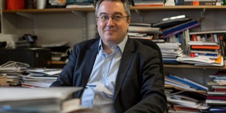 Ηλίας Μόσιαλος: Στις ΗΠΑ, 99% των πρόσφατων θανάτων και το 97% των νοσηλειών αντιστοιχούν σε μη εμβολιασμένους.