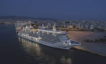 Το πλωτό «παλάτι» Silver Moon «βαφτίζεται» στο πρώτο λιμάνι της χώρας