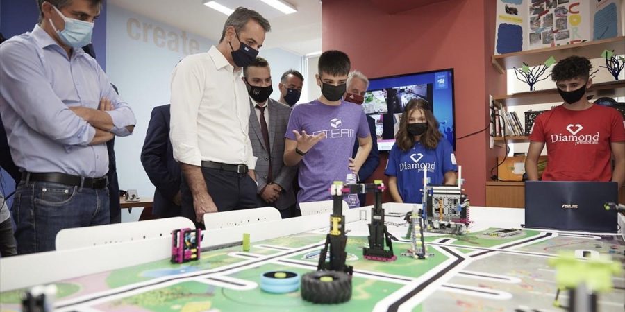 Ο Πρωθυπουργός στο Xanthi TechLab και το ρομπότ που έχουν κατασκευάσει μαθητές