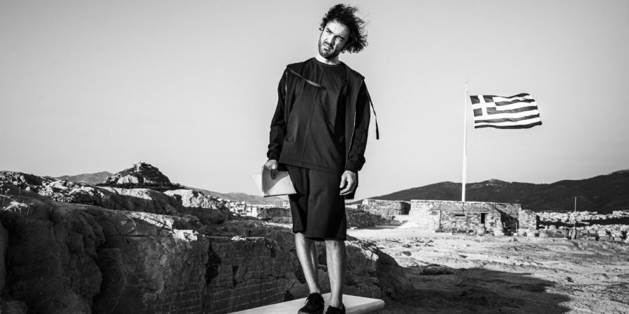 ΣΤΗ ΣΚΙΑ ΤΟΥ ΟΜΗΡΟΥ