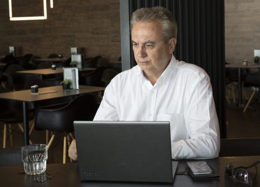 Οι καταστροφές είναι πρωτόγνωρες, οι φωτιές ακόμη δεν έσβησαν, το μικροπολιτικό παιχνίδι άρχισε