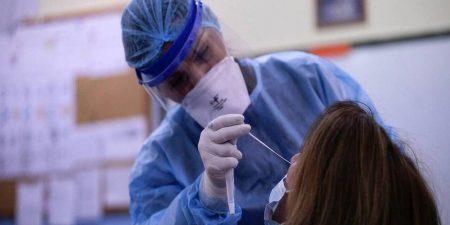 Νέες οδηγίες για τη διενέργεια διαγνωστικών ελέγχων για COVID-19 στους πλήρως εμβολιασμένους