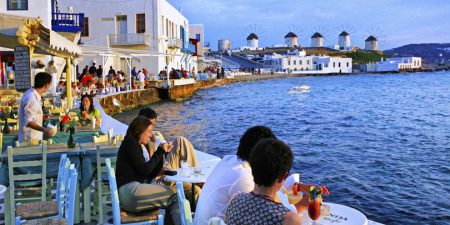 Τουρισμός: Αγώνας δρόμου για το στόχο των 9 δισ. ευρώ εσόδων