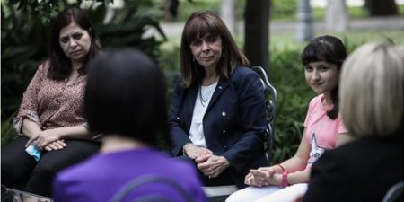 H Πρόεδρος της Δημοκρατίας συνάντησε την ArezuKabuli, δωδεκάχρονη πρόσφυγα από το Αφγανιστάν, η οποία απέσπασε υποτροφία για την Βοστώνη