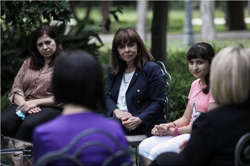 H Πρόεδρος της Δημοκρατίας συνάντησε την ArezuKabuli, δωδεκάχρονη πρόσφυγα από το Αφγανιστάν, η οποία απέσπασε υποτροφία για την Βοστώνη