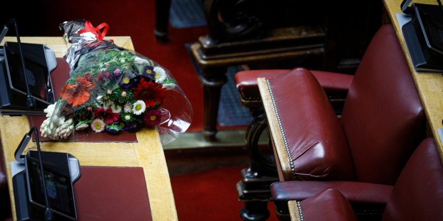 Μια ανθοδέσμη για τον Παύλο Μπακογιάννη