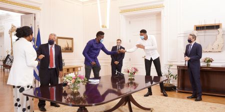 Ορκωμοσία της Βερόνικας και του Εμέκα – Άλεξ Αντετοκούνμπο παρουσία του Πρωθυπουργού