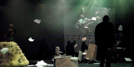 “ΑΥΤΟΙ ΠΟΥ ΠΕΡΠΑΤΟΥΝ ΣΤΑ ΣΥΝΝΕΦΑ”