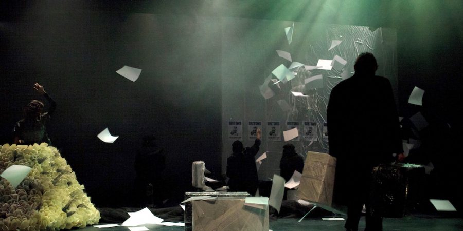 “ΑΥΤΟΙ ΠΟΥ ΠΕΡΠΑΤΟΥΝ ΣΤΑ ΣΥΝΝΕΦΑ”