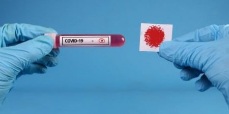 Ο καθημερινός έλεγχος για άτομα που ήρθαν σε επαφή με θετικό ασθενή και η μετάδοση σε σχολεία και πανεπιστήμια