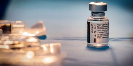 Ο FDA ενέκρινε τη χορήγηση ενισχυτικής δόσης του εμβολίου έναντι της νόσου COVID-19 της Pfizer-BioNTech σε άτομα ηλικίας 65 ετών και άνω