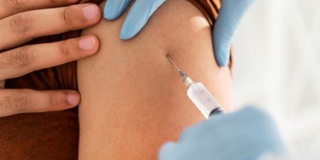 Τα εμβόλια για τη νόσο COVID-19 πιθανόν να χρειάζονται τρεις δόσεις αντί για δύο για πλήρη ανοσοποίηση