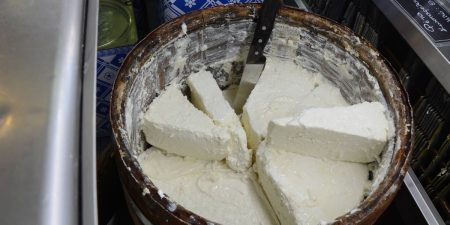 Για 13 νέες παραβάσεις παραπέμπονται επιχειρήσεις στις οποίες διαπιστώθηκαν παρατυπίες στην παραγωγή φέτας και γαλακτοκομικών προϊόντων