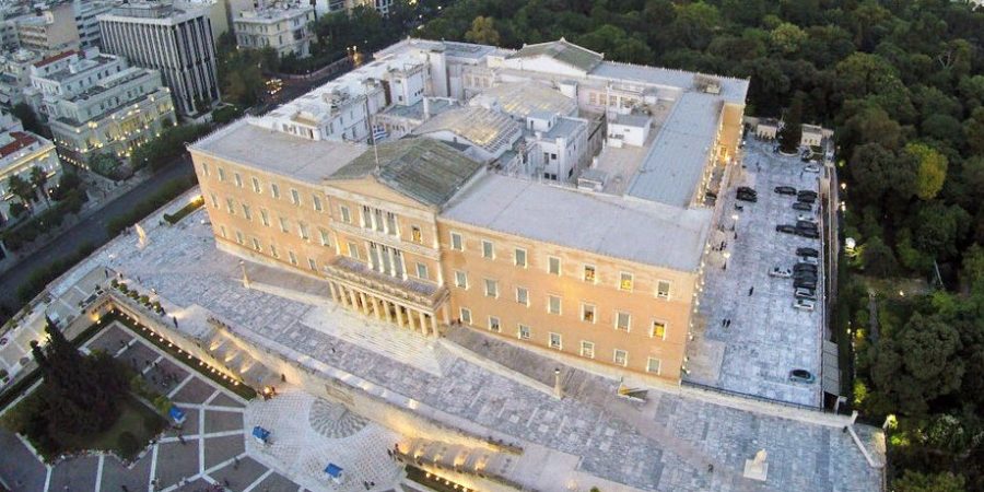 Γραφείο Προϋπολογισμού της Βουλής: Μείωση ανεργίας και αριθμού εκκρεμών συντάξεων