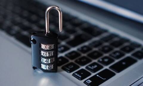 Μας βρήκε στο διαδύκτιο μέχρι και η κόρη του …Καντάφι!