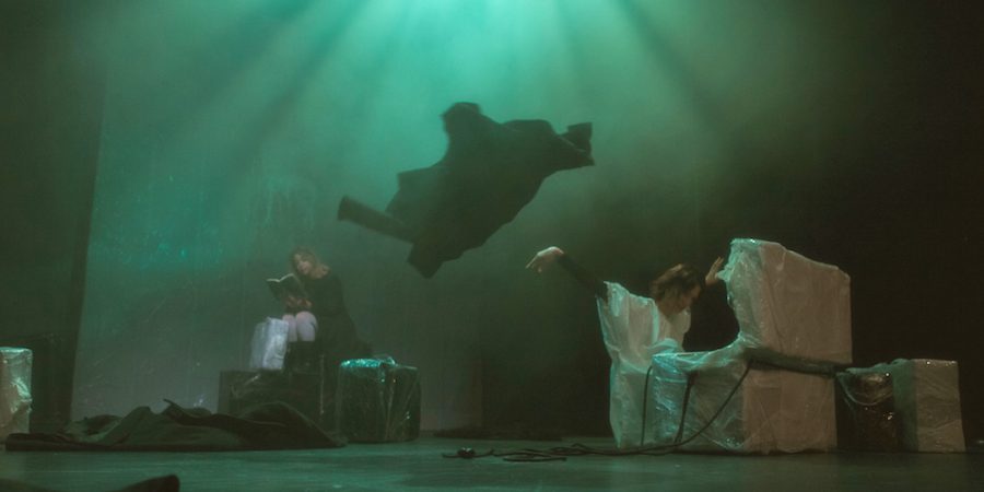 “ΑΥΤΟΙ ΠΟΥ ΠΕΡΠΑΤΟΥΝ ΣΤΑ ΣΥΝΝΕΦΑ”