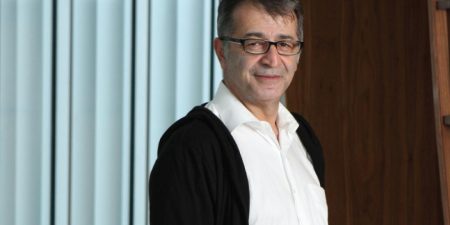 Τάκης Τζαμαργιάς: «Με ενδιαφέρει, το θέατρο να μην ξεχνά τη ζωή, αλλά και να μην περιορίζεται από αυτήν»